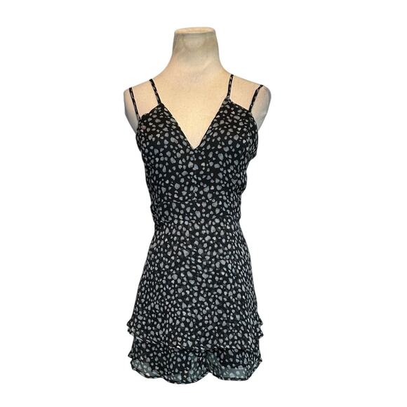 Le Lis black gray print ruffled romper size Large - Picture 16 of 16